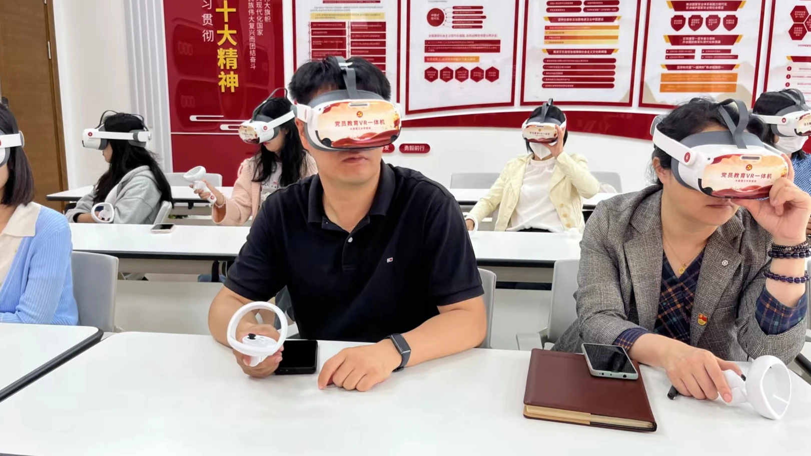 VR红色一体机（8K）：核心功能与界面细节