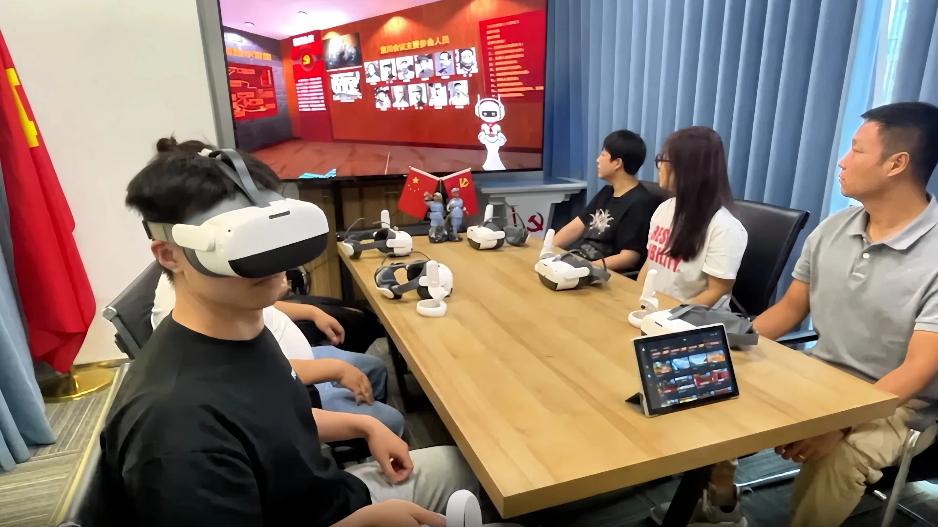VR红色一体机（8K）：轻量部署与集中运维界面或使用图